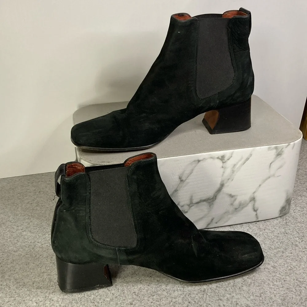 Donald‎ j Pliner black suede ankle boots with stacked swoop heel. Size 6.5m. B14